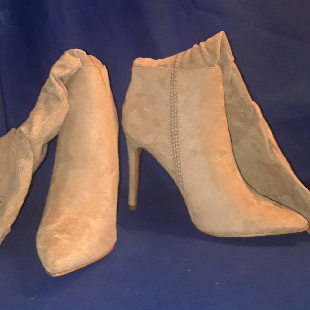 BEIGE MADE YOU FLAWLESS KNEE HIGH BOOTS ( BRAND NEW !!!! ) - Picture 6 of 7